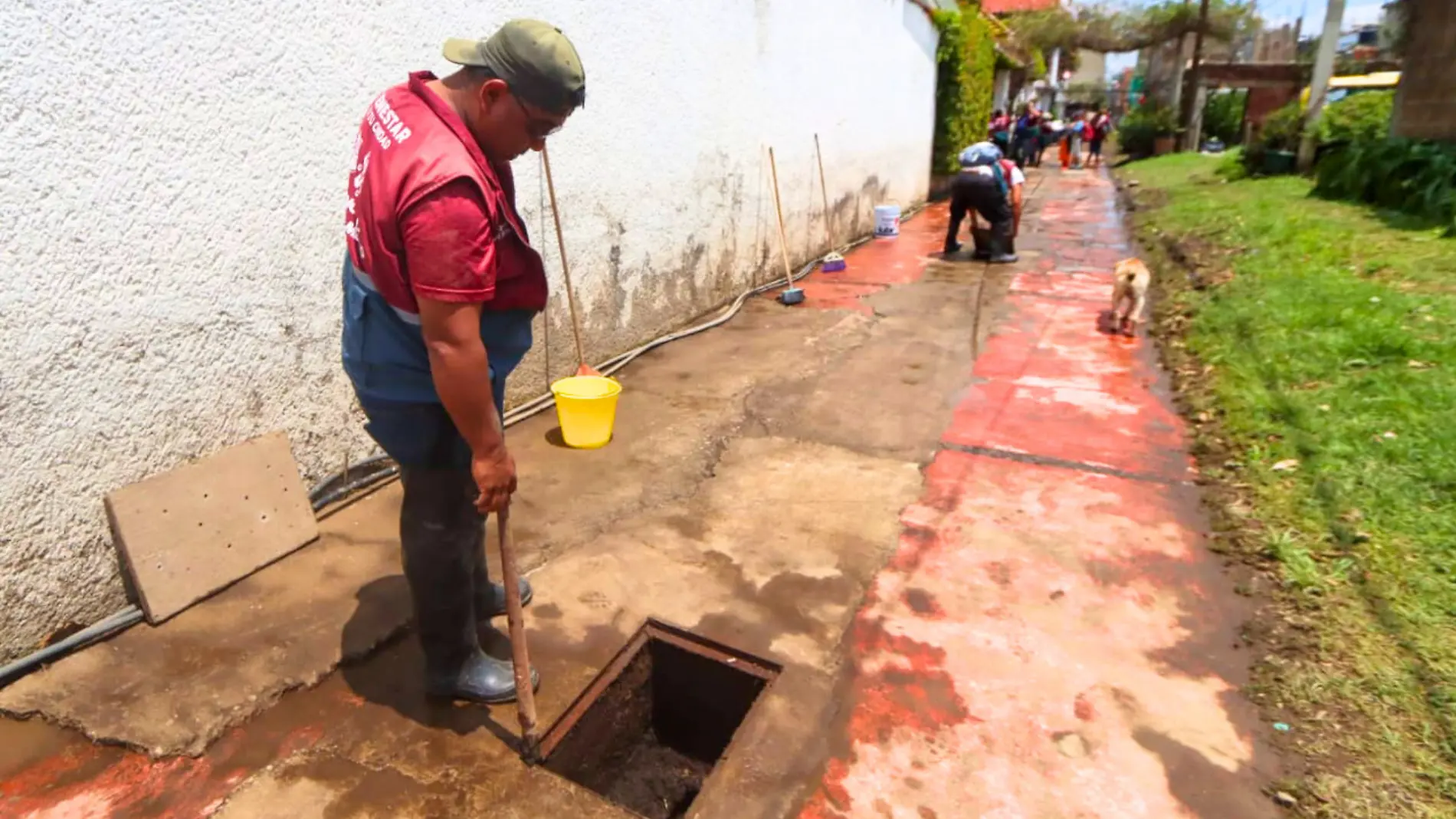 trabajadores de la alcaldía xochimilco apoyan en labores de limpieza en casas inundadas por las lluvias